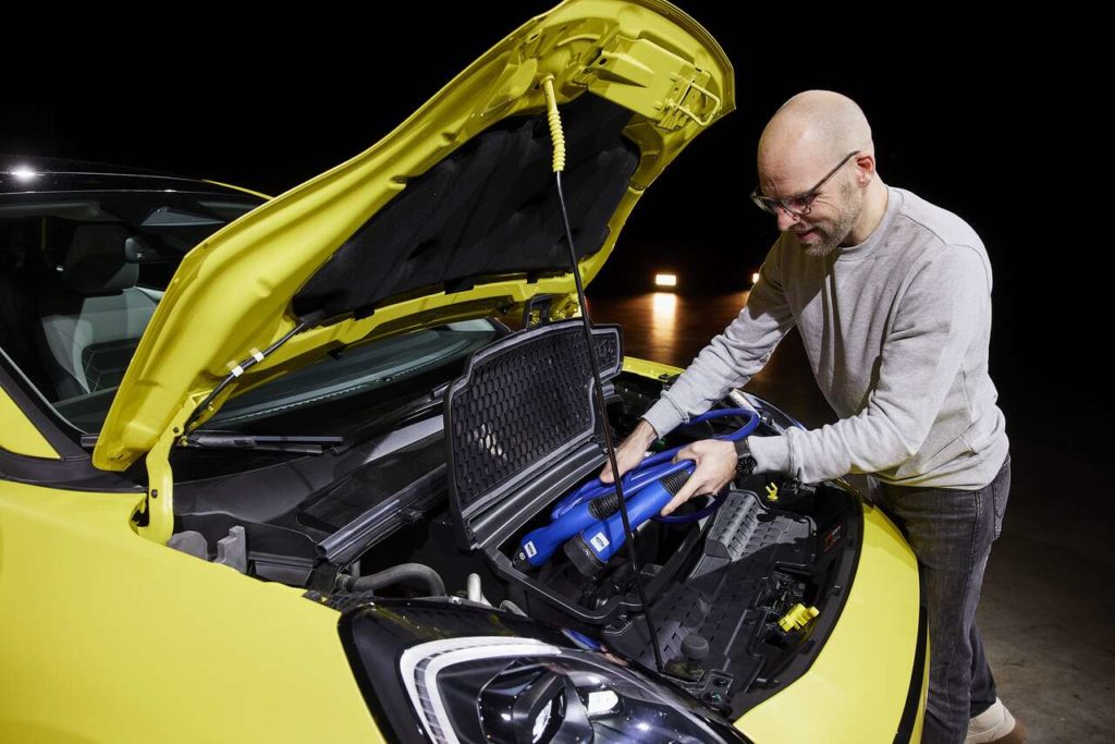 43 Liter großer Frunk für Typ 2 Ladekabel und Anhängerkupplung