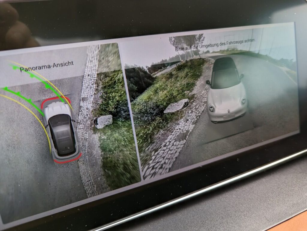 Parkhilfe: 360 Grad Kamerasystem mit dynamischen Führungslinien und Bird-View