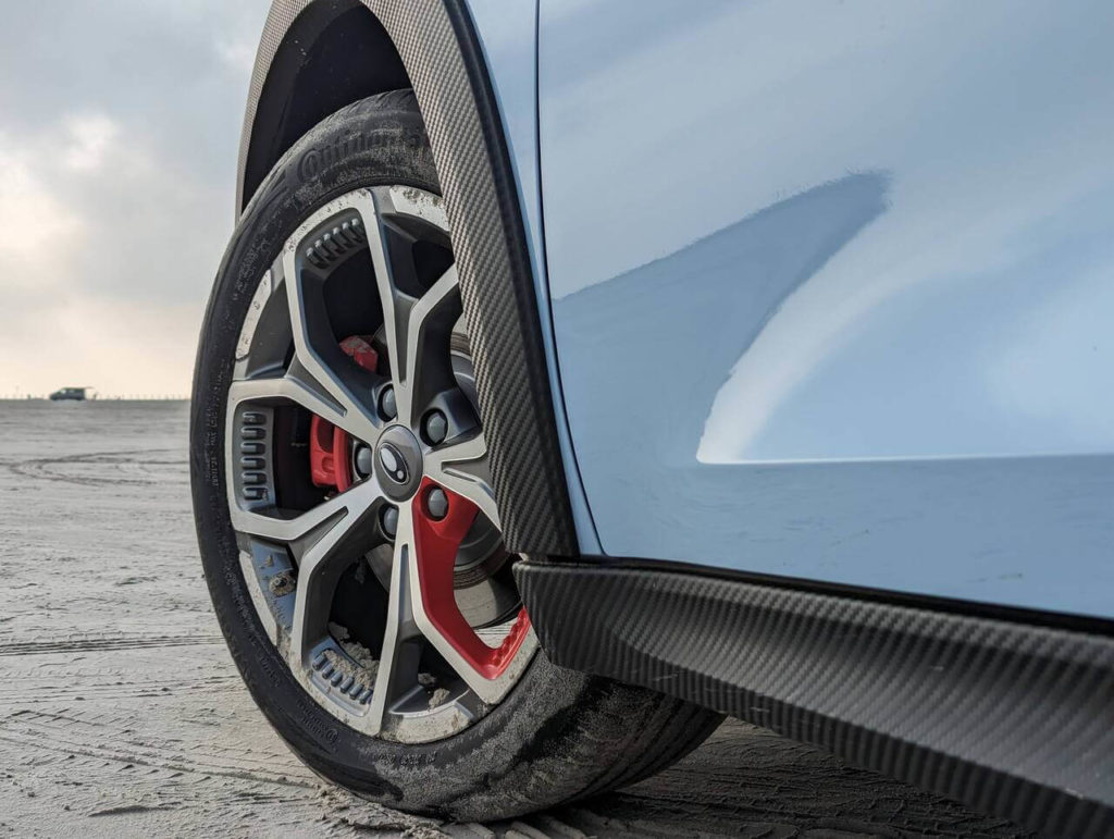 Sportlicher GT-Look: 18 Zoll Leichtmetallräder mit rotem Farbakzent und roten Bremsbelegen
