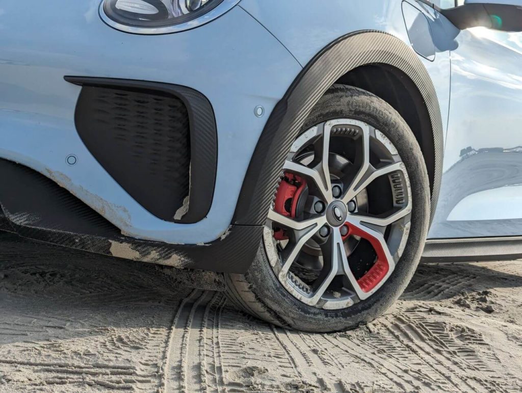 Lufteinlässe und Radhausverkleidung im Carbon-Look: 18 Zoll Leichtmetallfelgen im GT-Design mit roten Bremssätteln