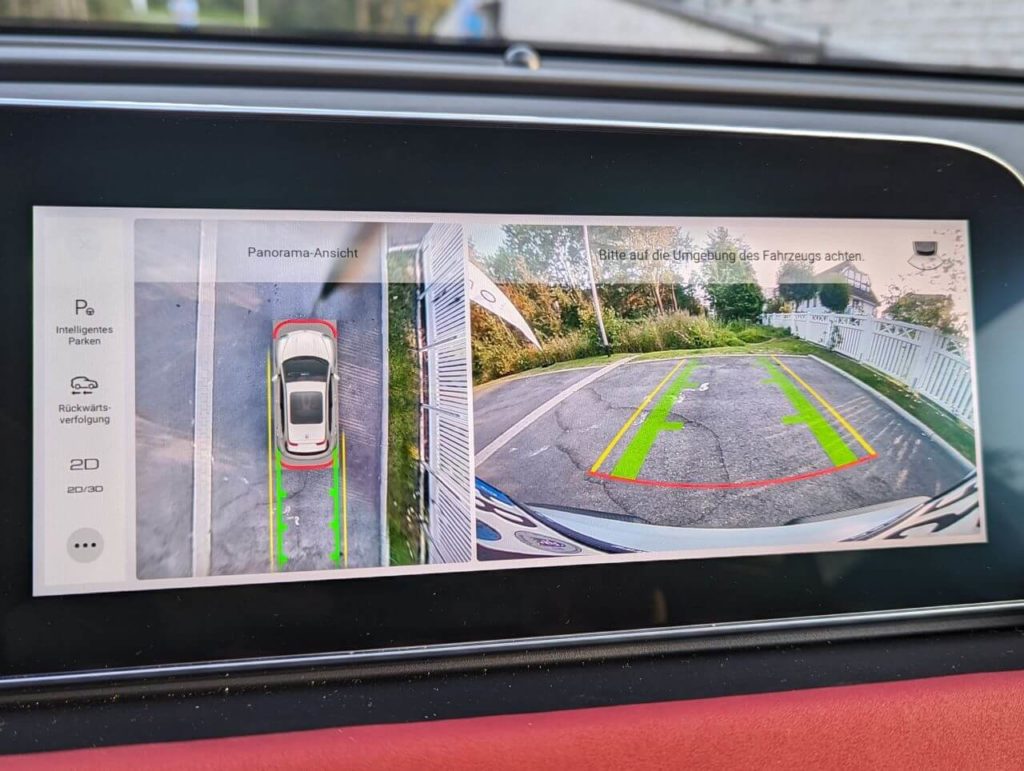 Einparken mit der 360 Grad Kamera mit dynamischen Führungslinien
