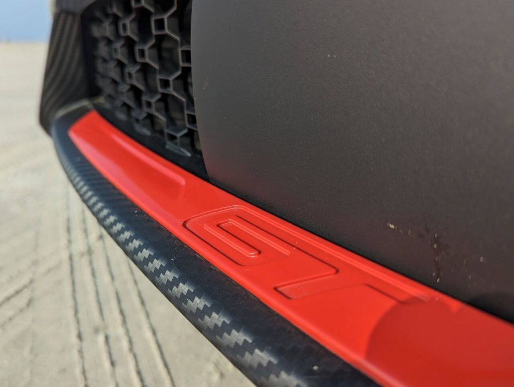 Frontsplitter im Carbon-Look mit rotem GT-Logo; Hyundai N-Deisgn