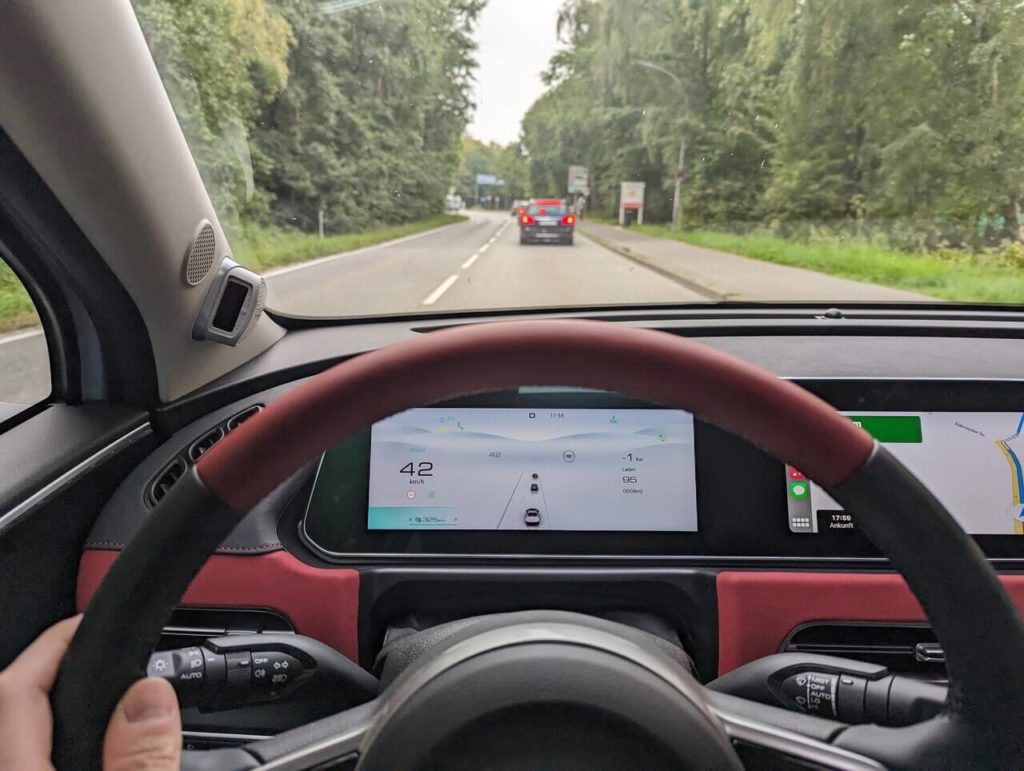 Fahrerperspektive (Verkehrserkennung): Fahrzeugerkennung wird im Digitalcockpit angezeigt