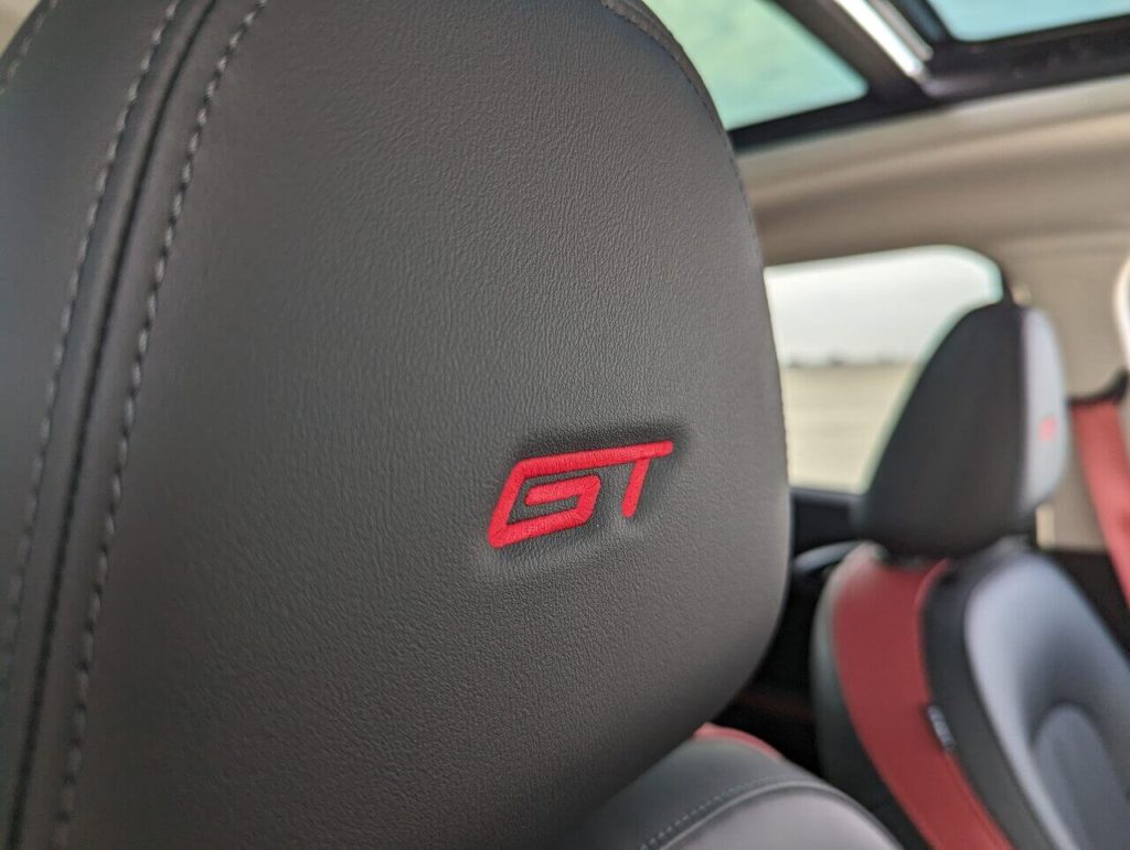 Eingesticktes GT-Logo in den Kopfstützen der Kunstledersitze