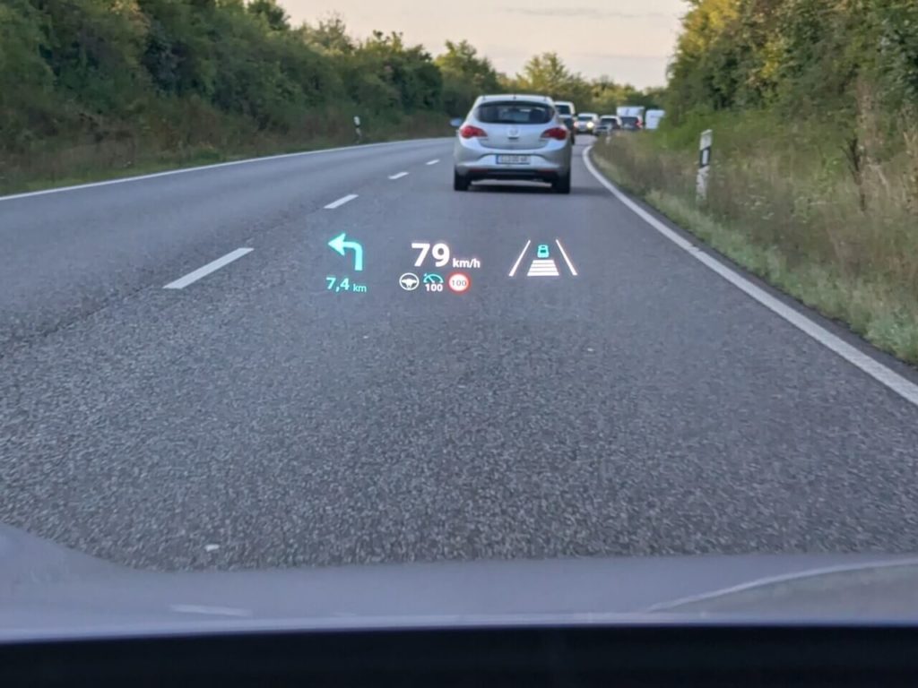 hochauflösendes Head-up Display (HUD) im GWM Ora 07