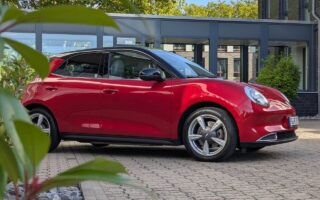 GWM Ora 03 im Fahrbericht: Retro-Kleinwagen mit Elektroantrieb und 420 km Reichweite. Lohnt sich Kauf oder Leasing?