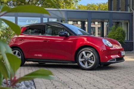 GWM Ora 03 im Fahrbericht: Retro-Kleinwagen mit Elektroantrieb und 420 km Reichweite. Lohnt sich Kauf oder Leasing?