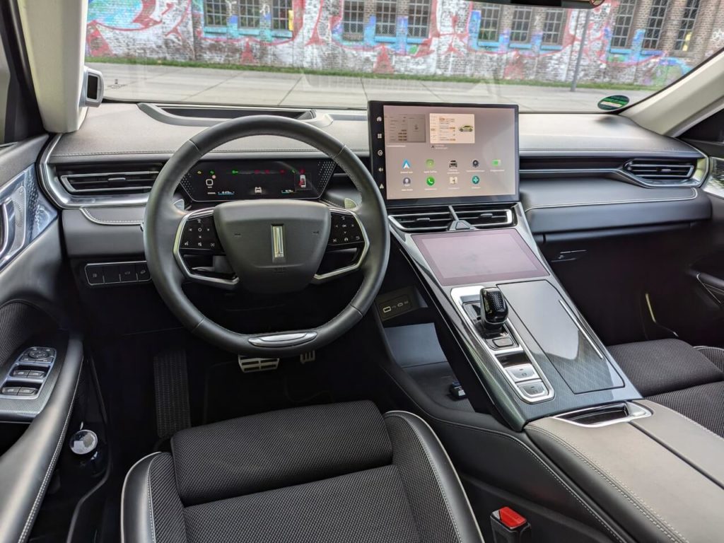 WEY 05: Armaturenbrett mit riesigen Touchscreen und außergewöhnlichen Bedienkonzept. Mehr Infos zum Luxus-SUV aus China in der ausführlichen Kaufberatung auf 3ve-Blog.de