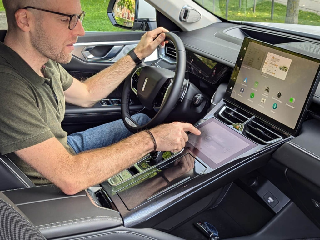 Separater Klima-Touchscreen auf der breiten Mittelkonsole beim GWM WEY 05. Außergewöhnliches Bedienkonzept beim Luxus-SUV. Fahrbericht zum chinesischen SUV von Daniel Przygoda.