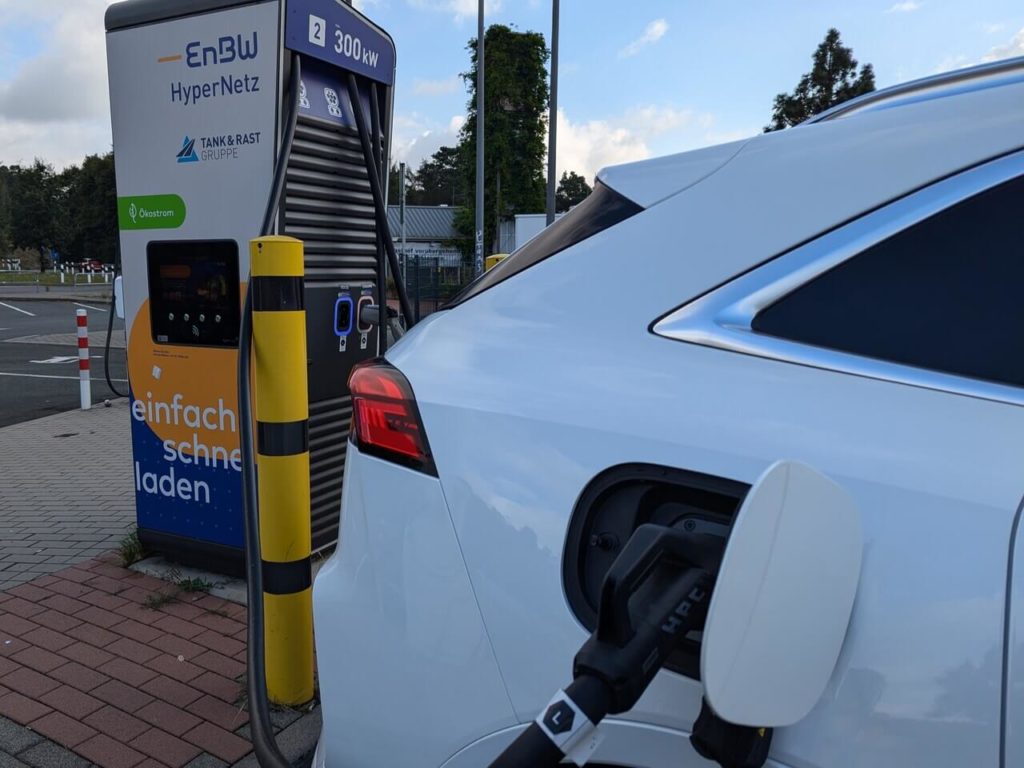 Wey 05 kann mit 50 kW über CCS Laden. Die Ladezeit ist mit 53 Minuten (0-80 %) Mittelmaß.