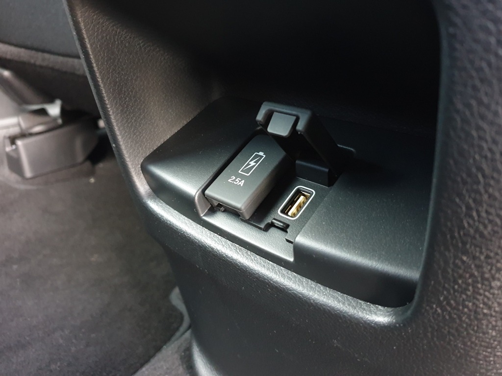 2x USB-Anschlüsse für hintere Sitze (Rücksitzbank)
