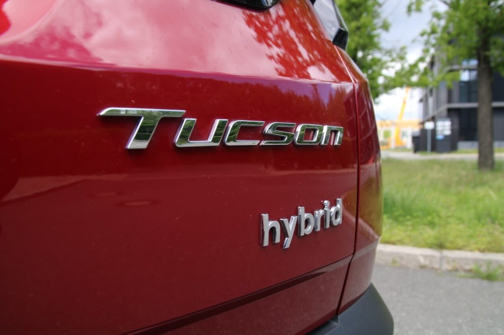 Emblem Tucson hybrid auf der Heckklappe