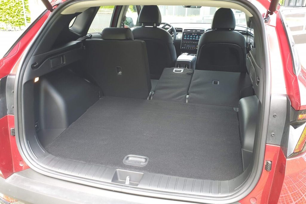 Kofferraum mit ebener Ladefläche bei umgelegter Rücksitzbank