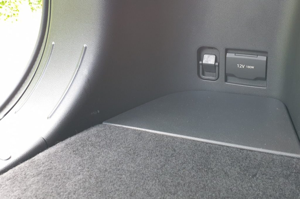Steckdose im Kofferraum des Hyundai Tucson mit 180 Watt