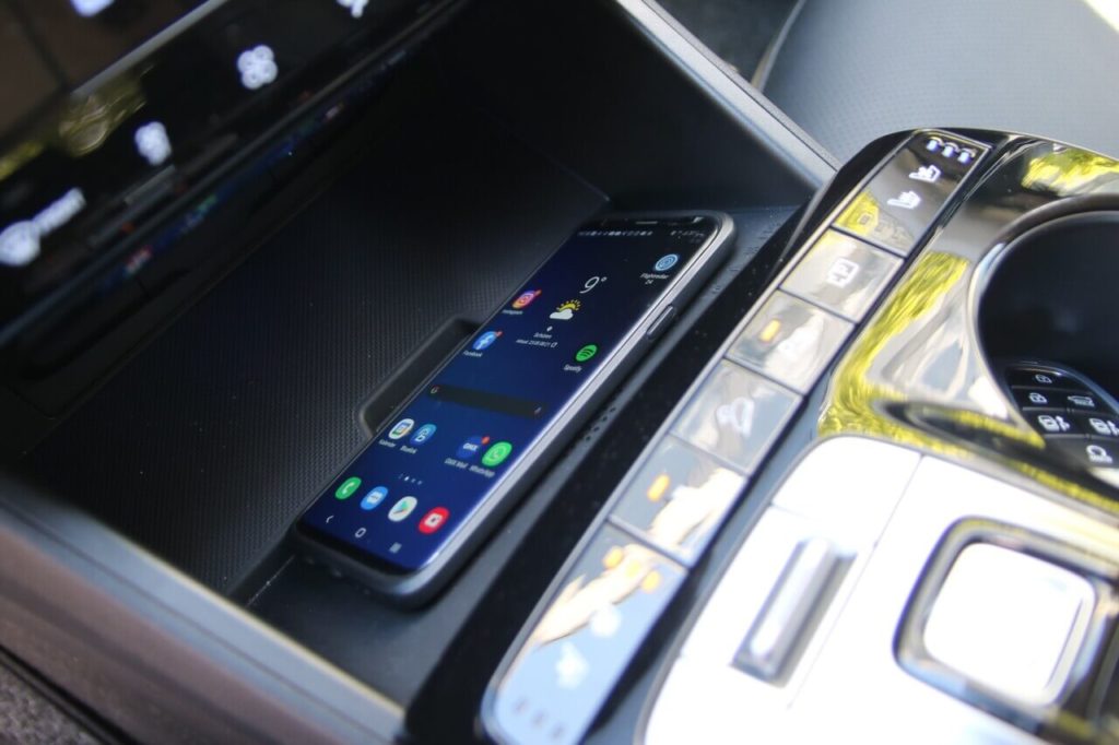 Induktives Laden für Smartphones im Hyundai Tucson NX4: QI-Ladestation