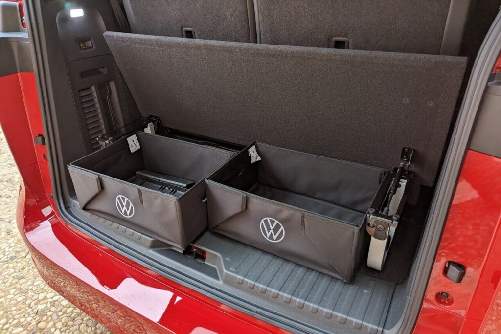 Kofferraum im ID. Buzz GTX mit zwei VW-Faltboxen und Multiflex-Board