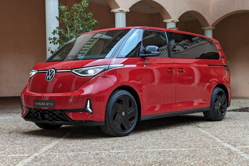 Sport-Bulli: Volkswagen ID. Buzz GTX (Modelljahr 2025) in der Uni-Lackierung "Kirschrot" und 21" (Caracas)