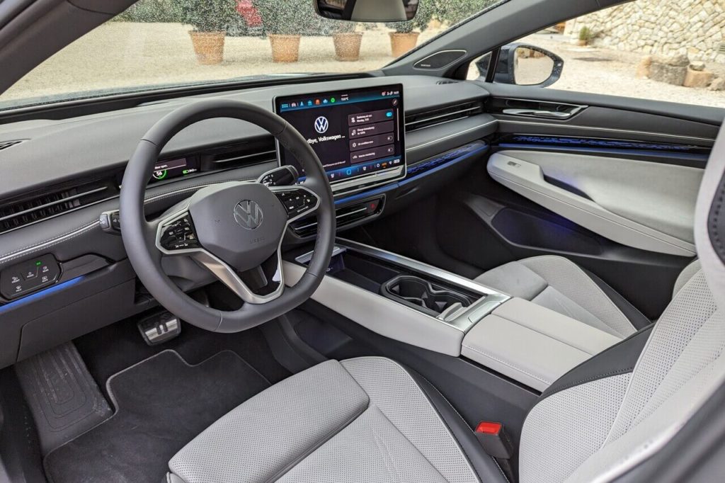 Fahrzeuginnenraum mit 15 Zoll Touchscreen und digitalem Kombiinstrument