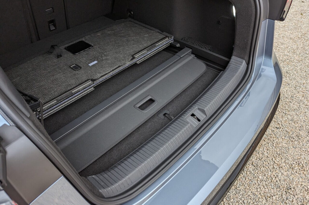 Verstaumöglichkeit im VW ID.7 Tourer mit doppelter Ladeboden im Kofferraum zur Aufbewahrung für das Gepäckraumrollo
