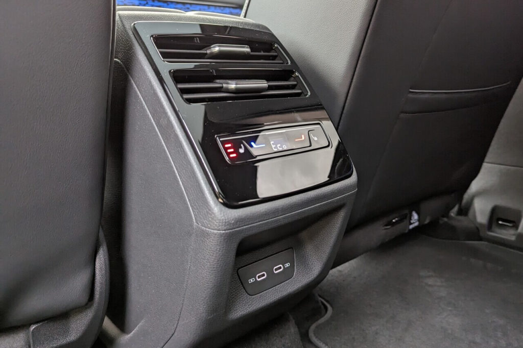 Klimabedienteil mit Lüftungsdüsen, Sitzheizung und USB-C Anschlüsse für die Rücksitze