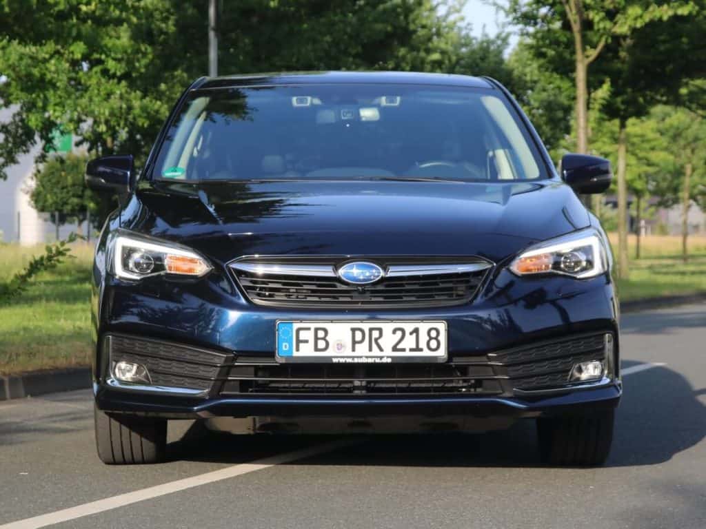 Frontansicht Subaru Impreza in Dark Blue Pearl. LED-Scheinwerfer mit Kurvenlicht