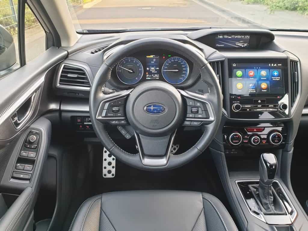 Cockpit Im Impreza Platinum mit Multifunktionslenkrad (Leder) und klassischen Rundinstrumenten