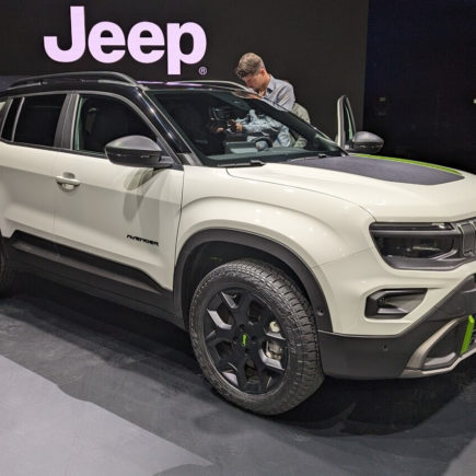 Neuer JEEP AVENGER 4xe kommt Ende 2024 nach Deutschland: Hybrid-Version mit Allradantrieb