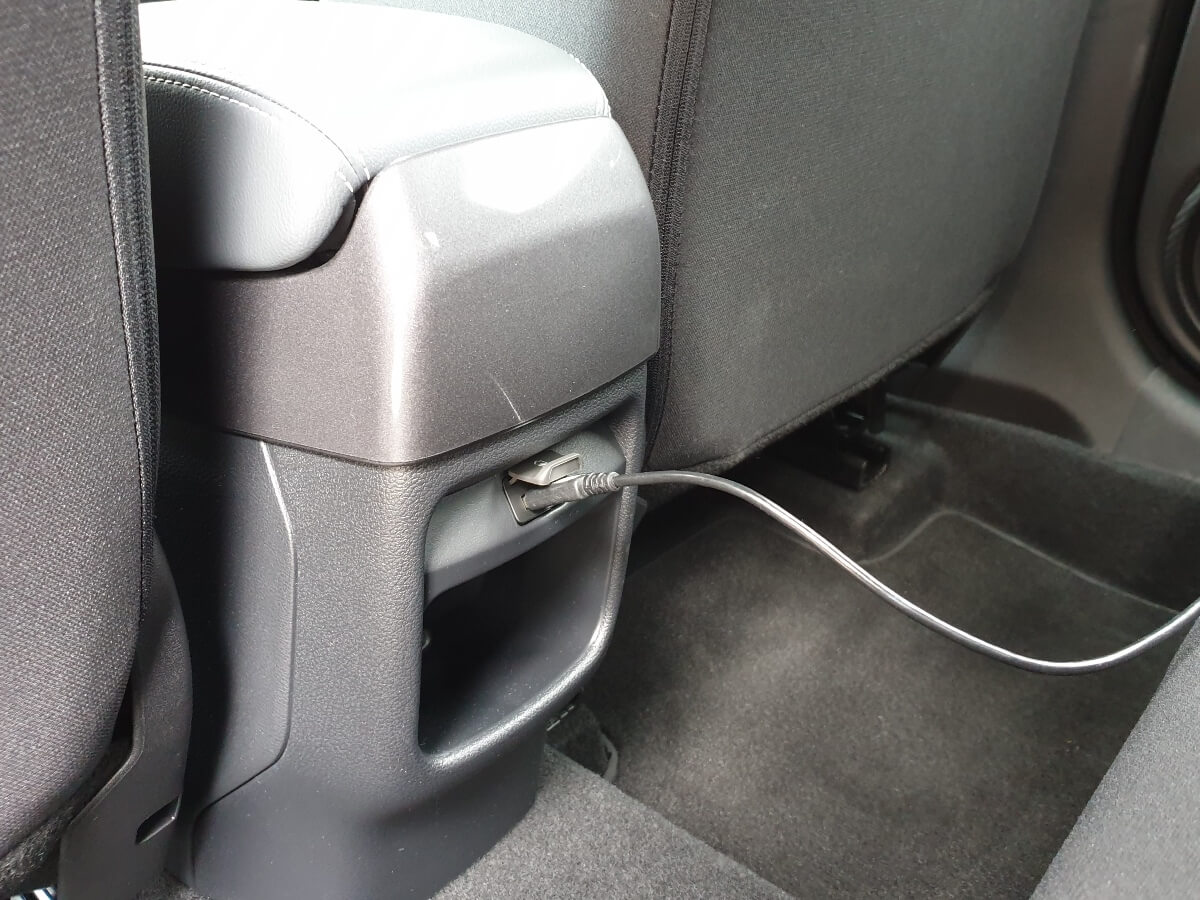 USB-Anschluss für die Rücksitze im Nissan Juke