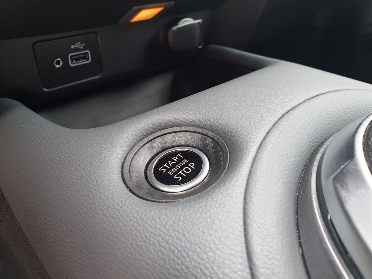 Keyless Startknopf im Carbon-Look beim Nissan Juke, USB-Anschluss