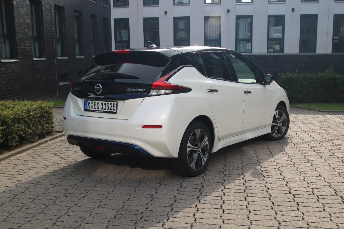 Leaf 2022 Elektroauto mit Zweifarblackierung in weiß-schwarz