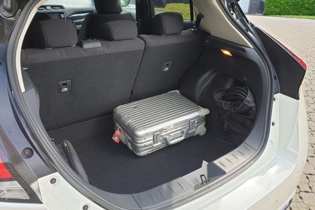 Kofferraum des Nissan Leaf 2022 mit Bordtrolley