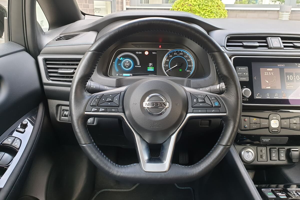 Lederlenkrad im Nissan Leaf N-Connecta mit Digitaltacho (2022)