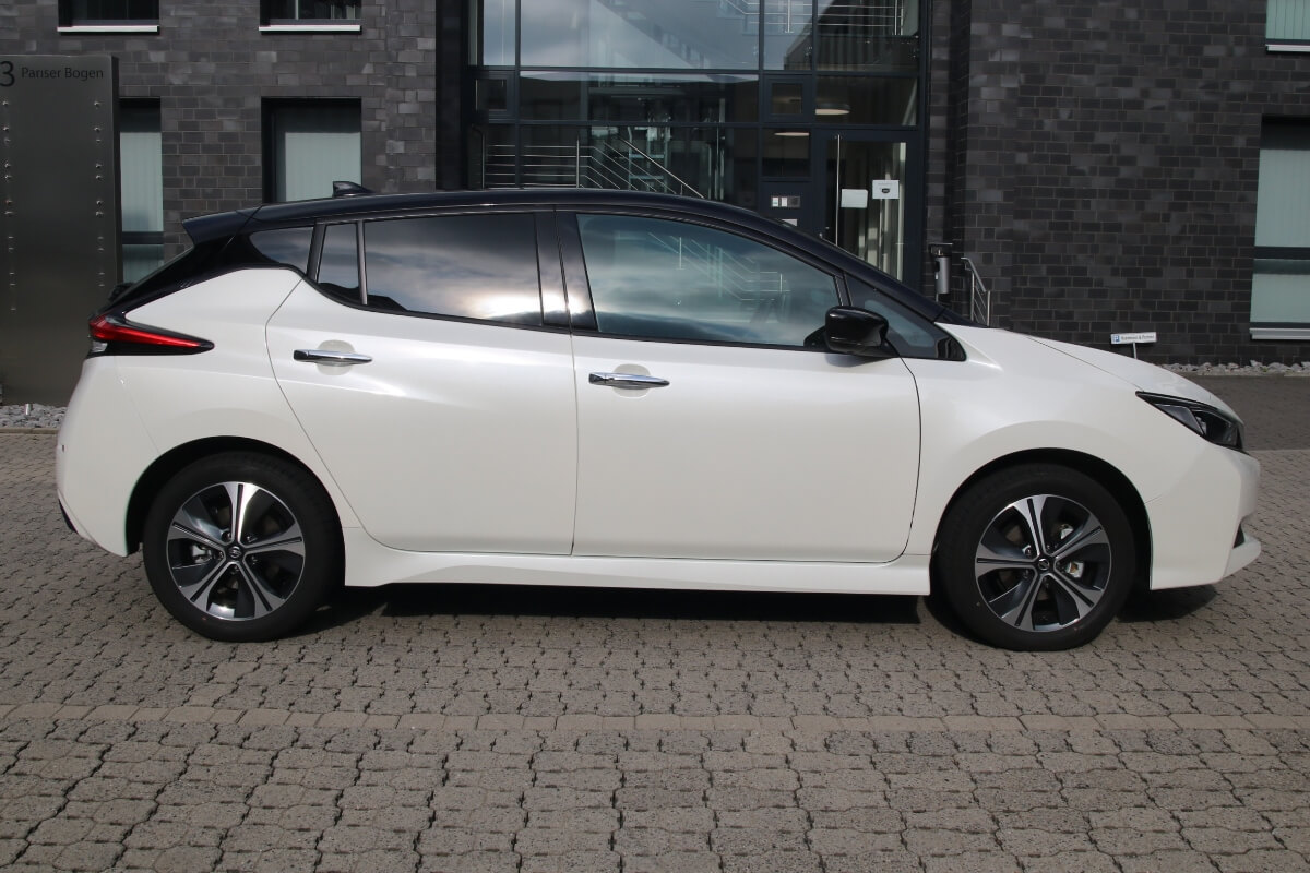Seitenprofil Nissan Leaf weiß mit schwarzem Dach, 2-farb Lackierung