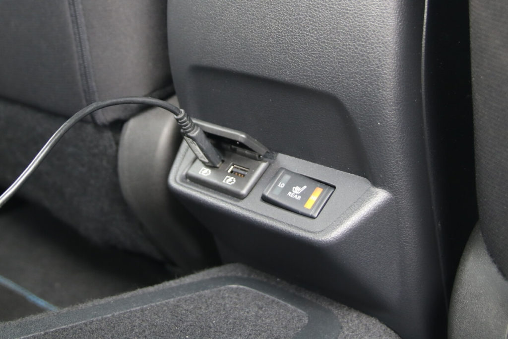 USB-Anschlüsse Rücksitze (Fond), Sitzheizung (LO, HI)