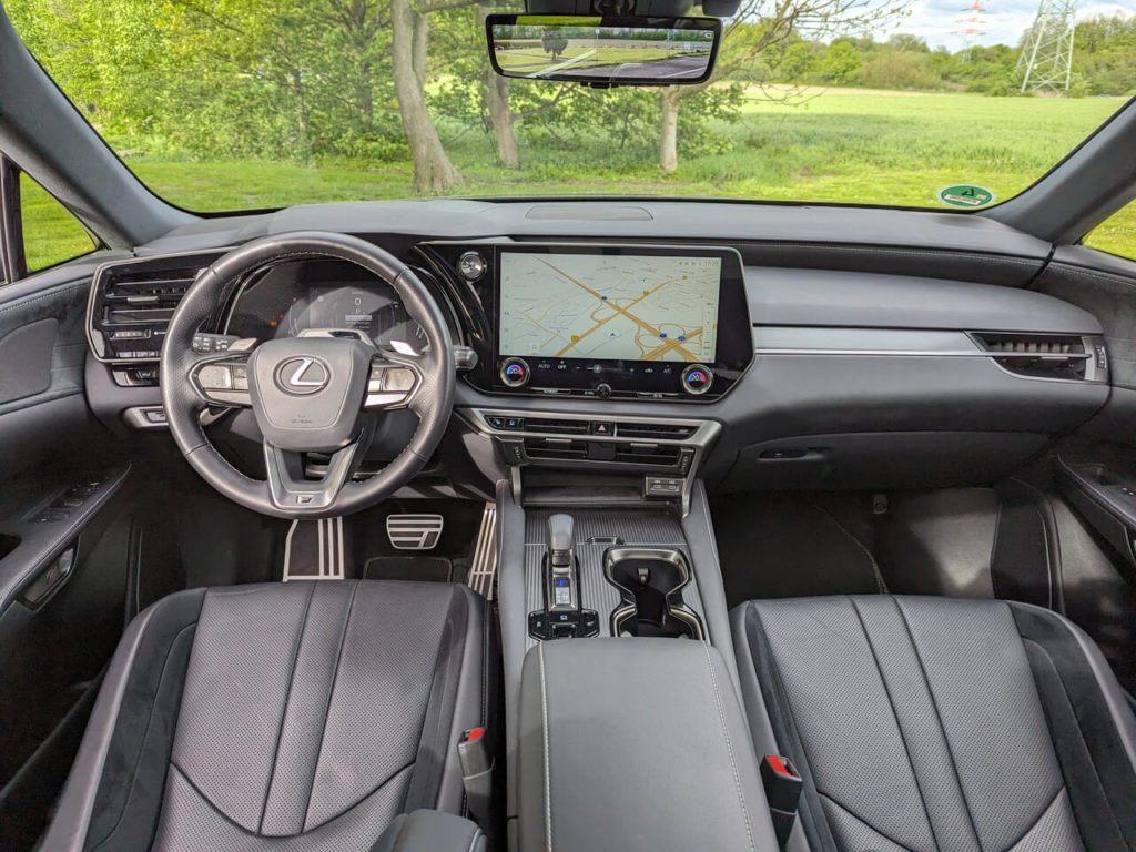 Armaturenbrett im Lexus RX 500h mit 14 Zoll Touchscreen und integriertem Navigationssystem