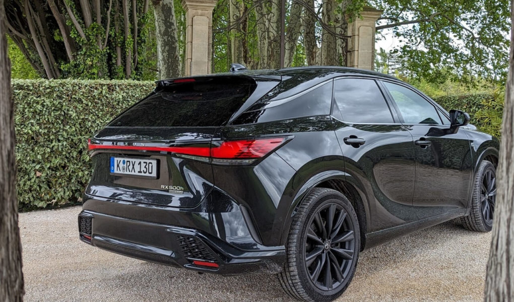 durchgezogenes LED-Leuchtband am Heck des Lexus RX 500h. 21 Zoll Felgen in Mattschwarz (F-Sport)