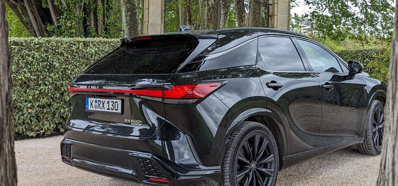 durchgezogenes LED-Leuchtband am Heck des Lexus RX 500h. 21 Zoll Felgen in Mattschwarz (F-Sport)