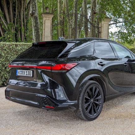 durchgezogenes LED-Leuchtband am Heck des Lexus RX 500h. 21 Zoll Felgen in Mattschwarz (F-Sport)