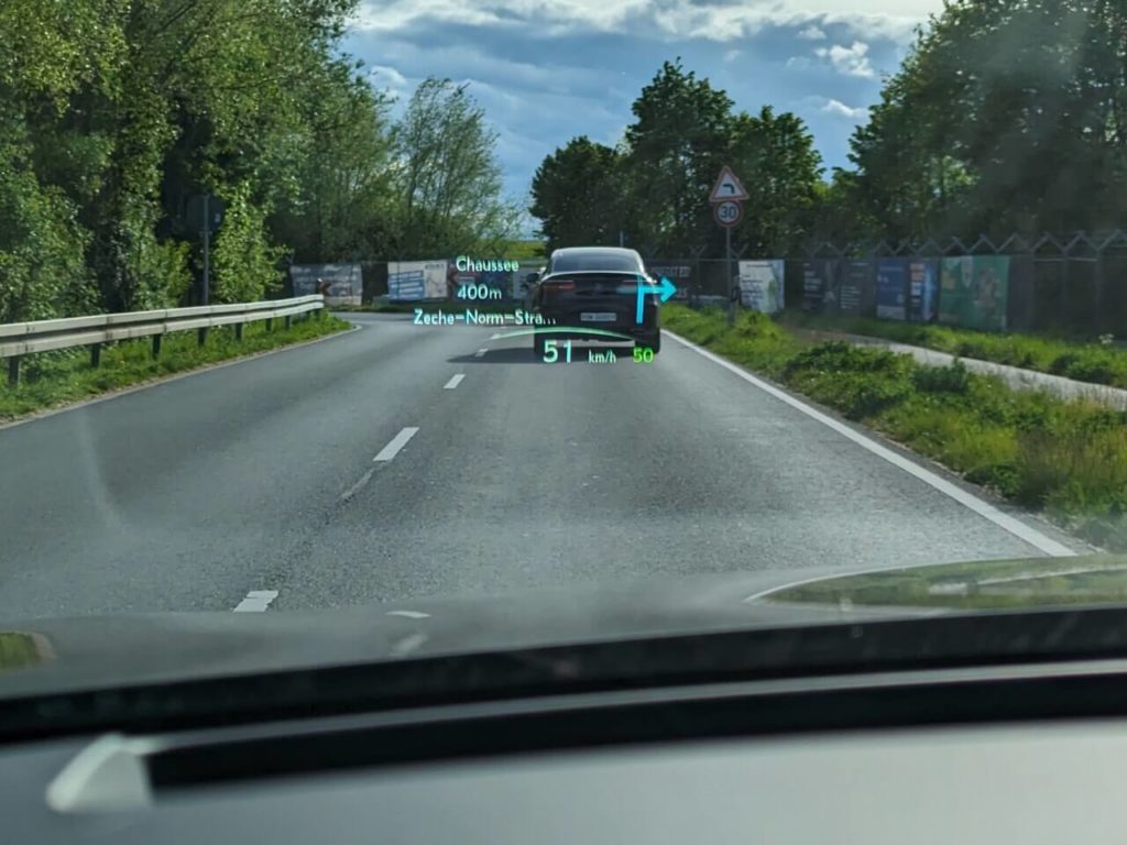 Head-up-Display (HUD) im Lexus RX 500h ist individuell konfigurierbar. HUD hochauflösend und in Farbe.