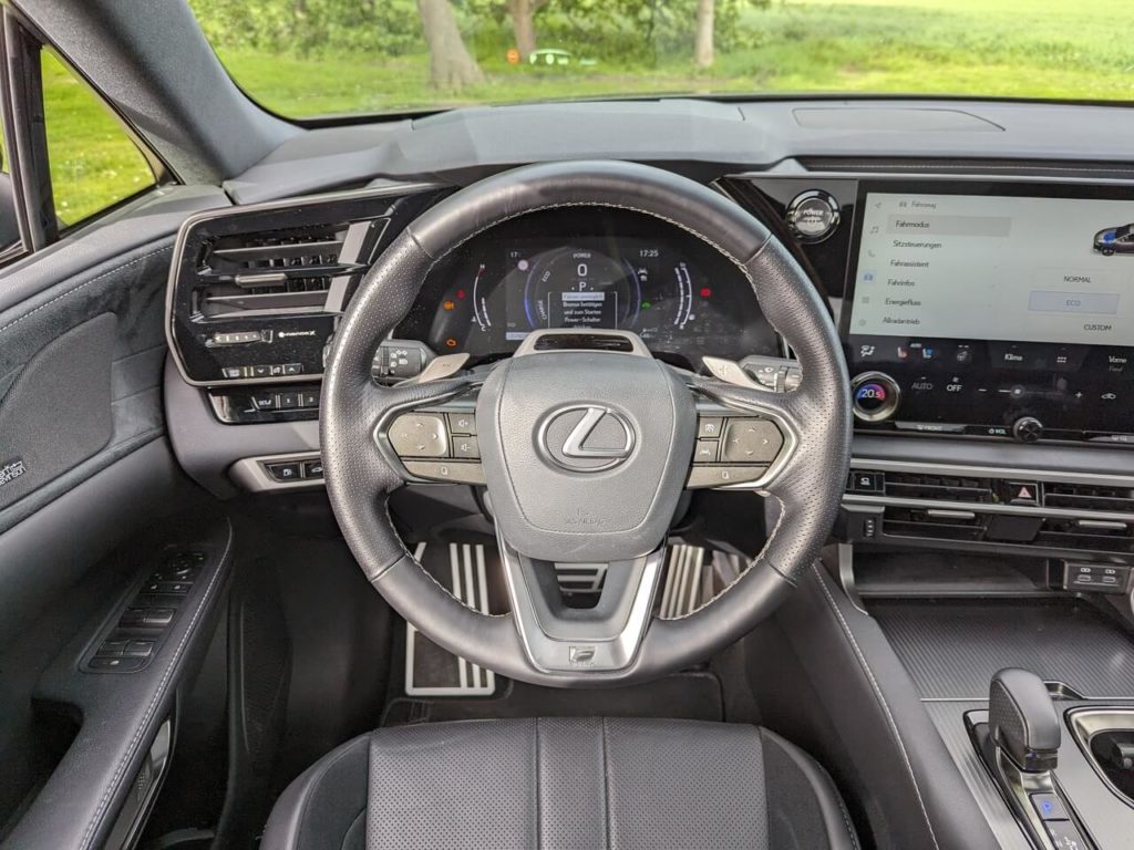 Lexus RX500h mit digitalem Kombiinstrument (Digitaltacho)