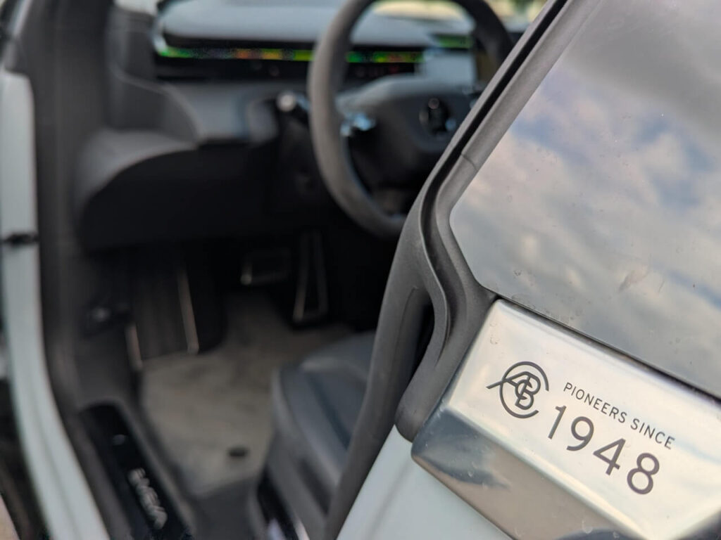 Lotus Heritage: Plakette "Pioneers Since 1948" auf der B-Säule im Emeya.