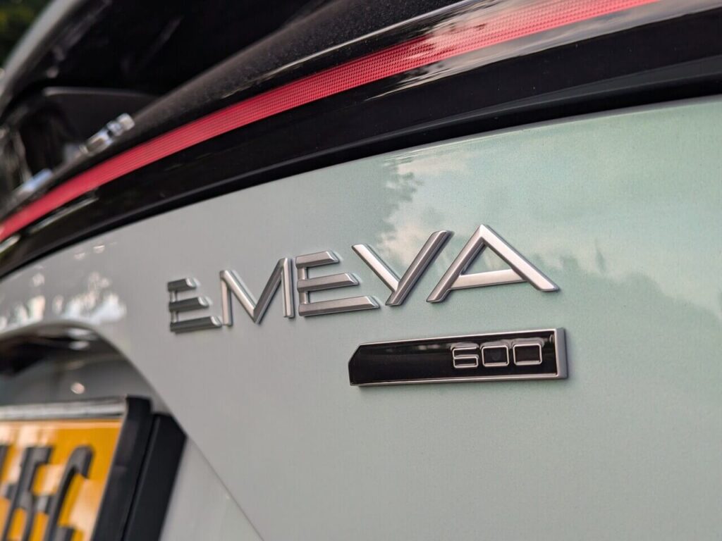 Lotus Emeya in der Lackierung Boreal Grau Perlmutt