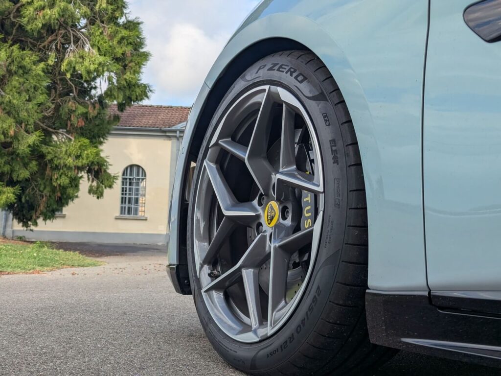 Lotus Emeya mit Pirelli P Zero Sportreifen