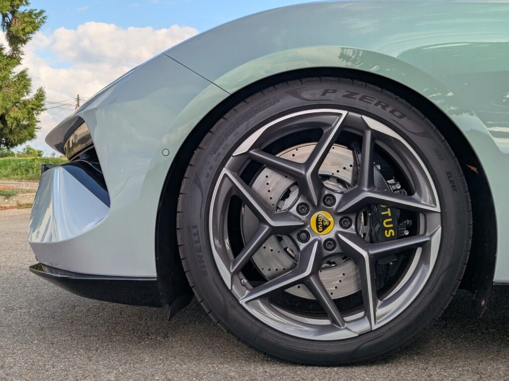 21 Zoll Leichtmetallräder mit Pirelli P Zero Sportbereifung und 6-Kolben Sportbremsanlage.