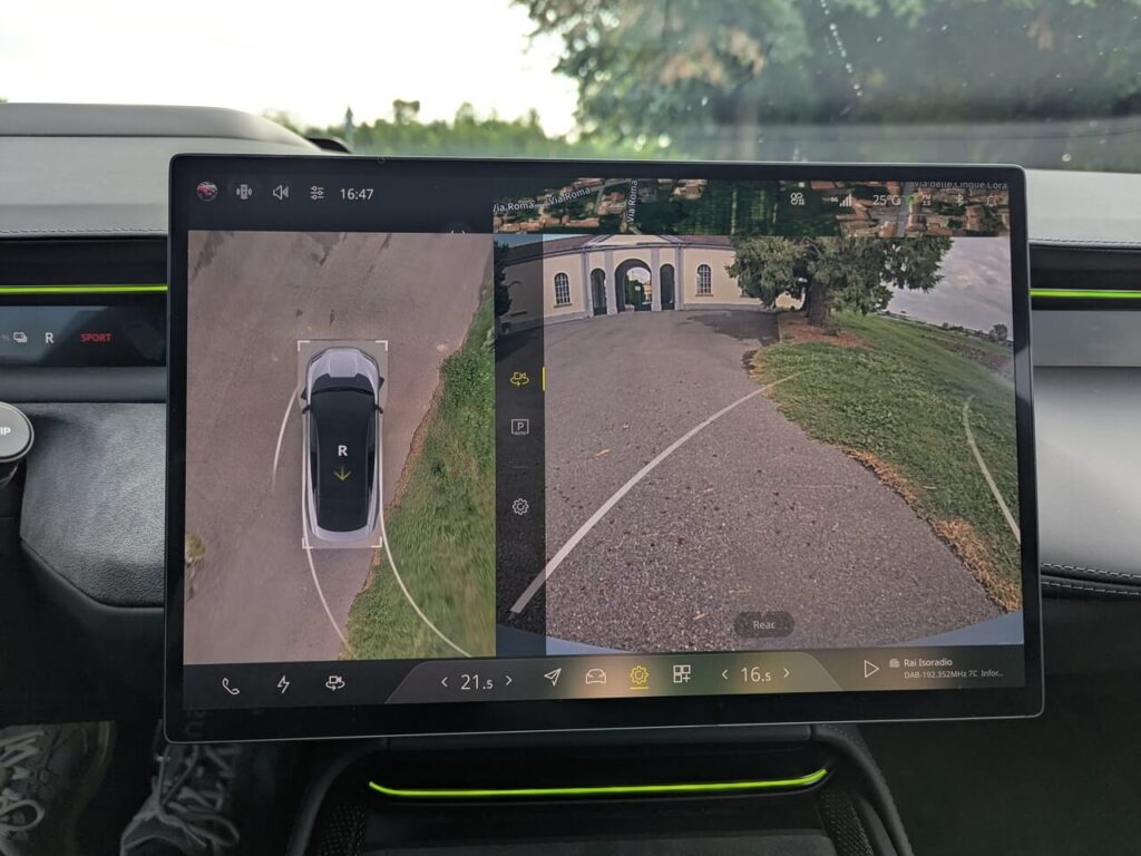 Hochauflösendes Kamerasystem im Lotus Emeya mit dynamischen Führungslinien und 360-Grad-Ansicht.