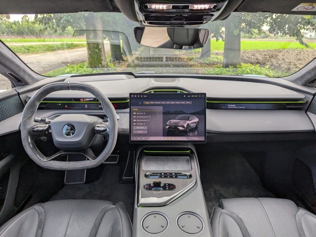 Armaturenbrett im LOTUS EMEYA 600 Sport SE: Futuristisches Design mit Ambientebeleuchtung und mehreren Displays für Fahrer und Beifahrer.