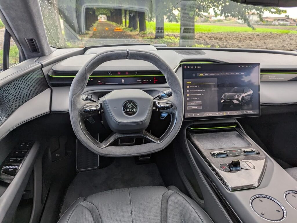 Fahrerperspektive im Lotus Emeya 600 Sport SE: Alcantara Sportlenkrad und modernes Digital-Cockpit.