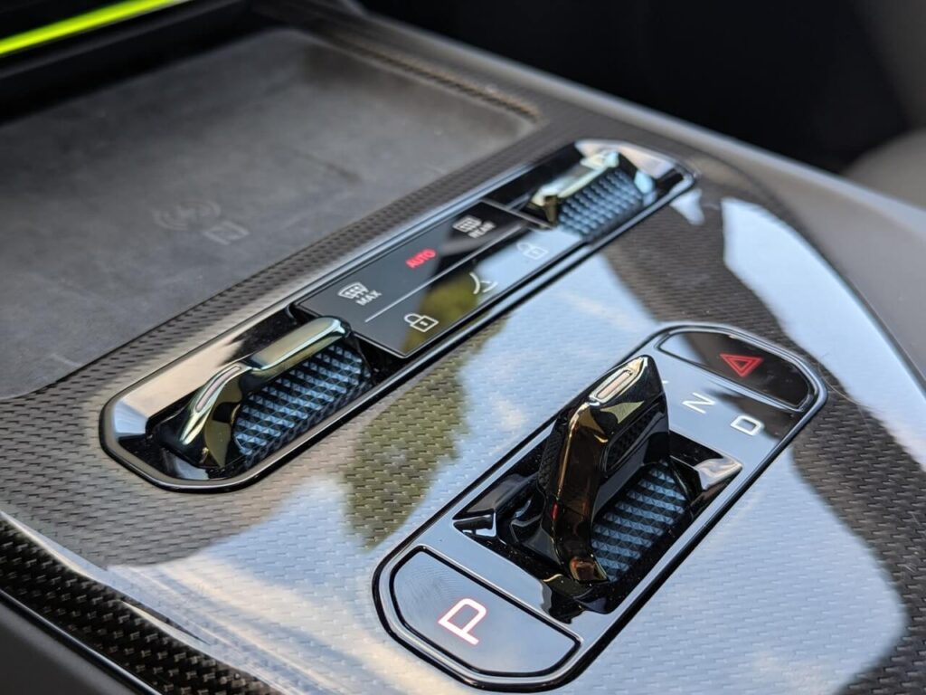 Fahrhebelschalter beim Lotus Emeya 600 Sport SE in der Mittelkonsole mit Carbon-Dekor.