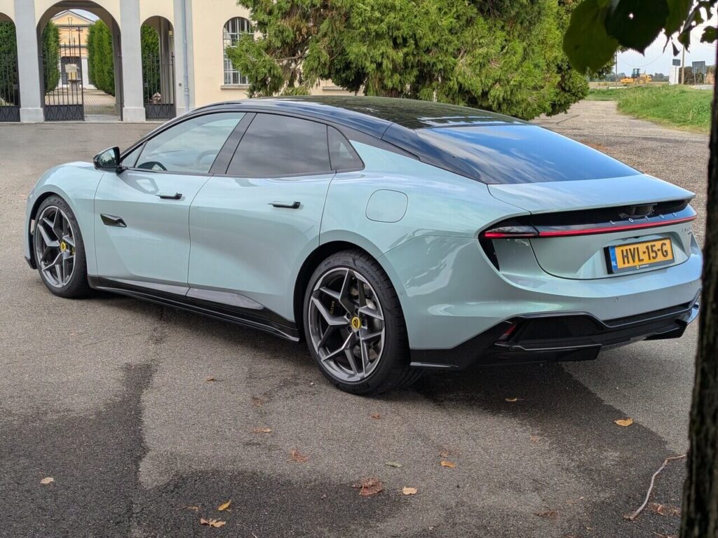 Fließheck-Limousine Lotus Emeya 600 Sport SE mit schwarz abgesetztem Dach und unteren Anbauteilen.