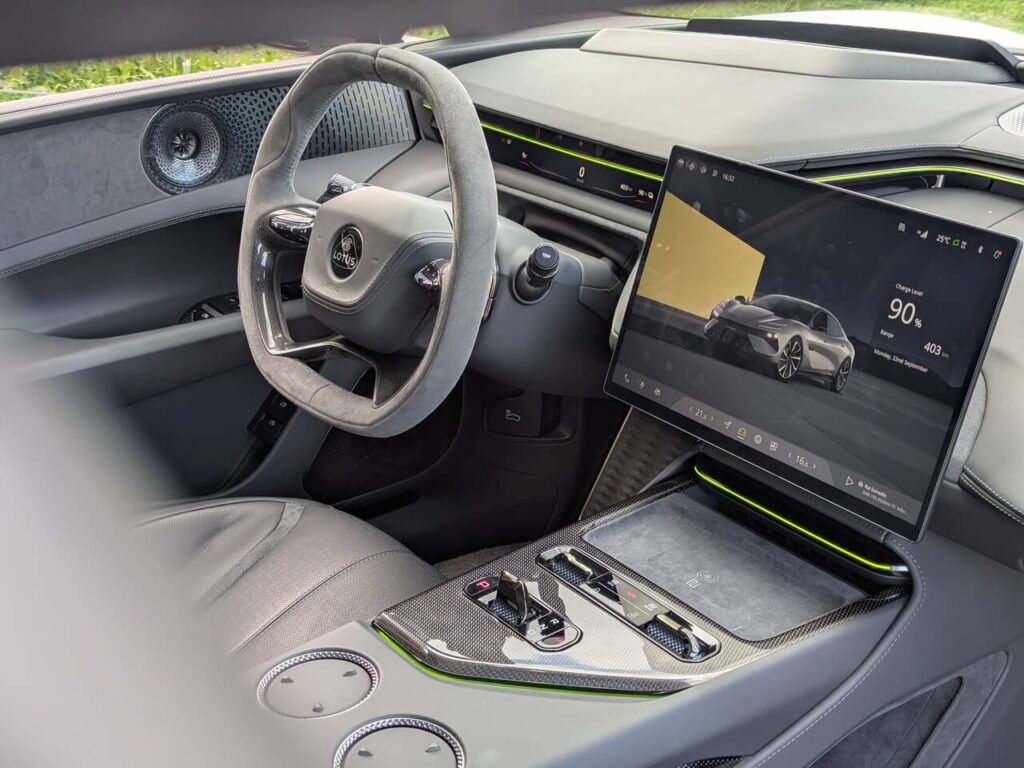 Innenraum im Lotus Emira 600 Sport SE: Alcantara, Nappaleder und Carbon - hochwertig verarbeitet.